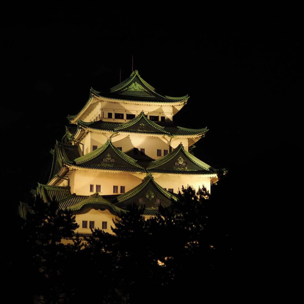 夜にライトアップされた名古屋城