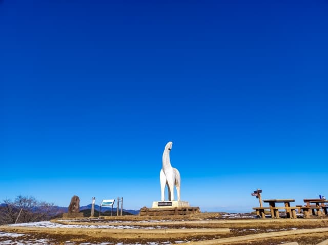 陣馬山山頂のモニュメント