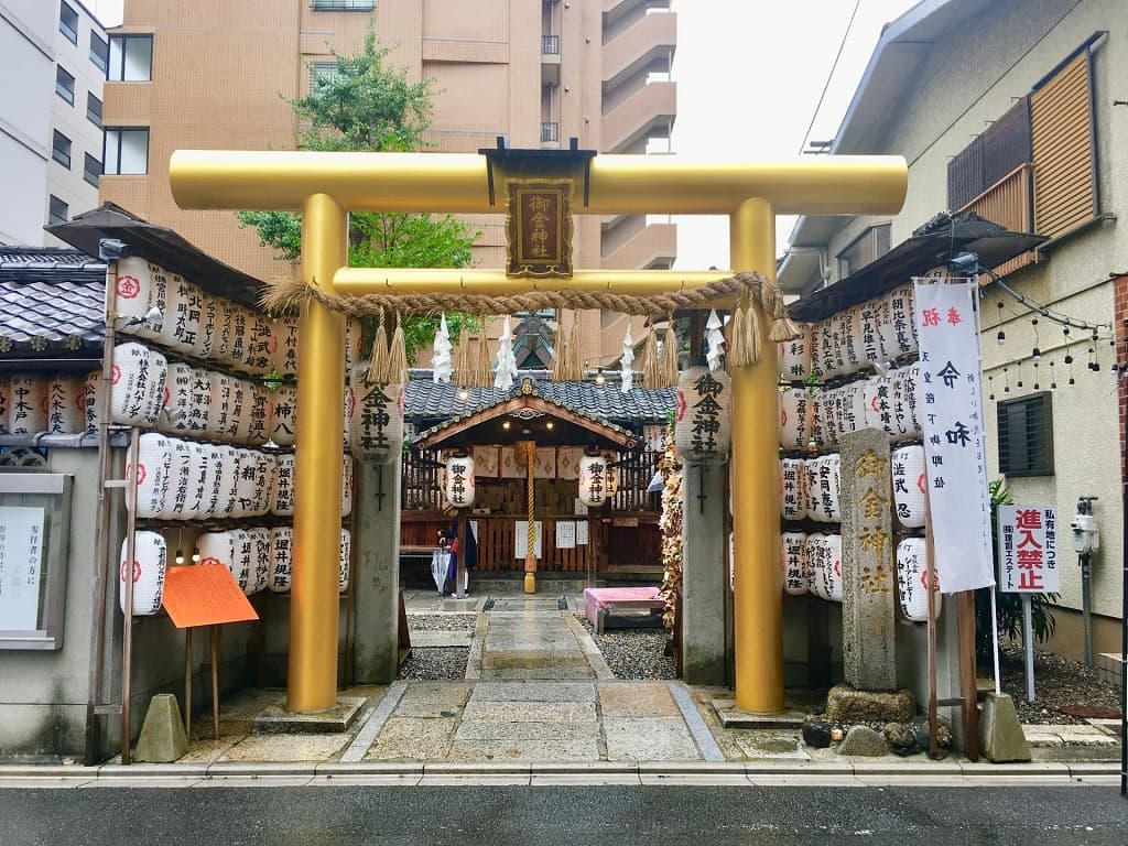 御金神社入口の黄金の鳥居