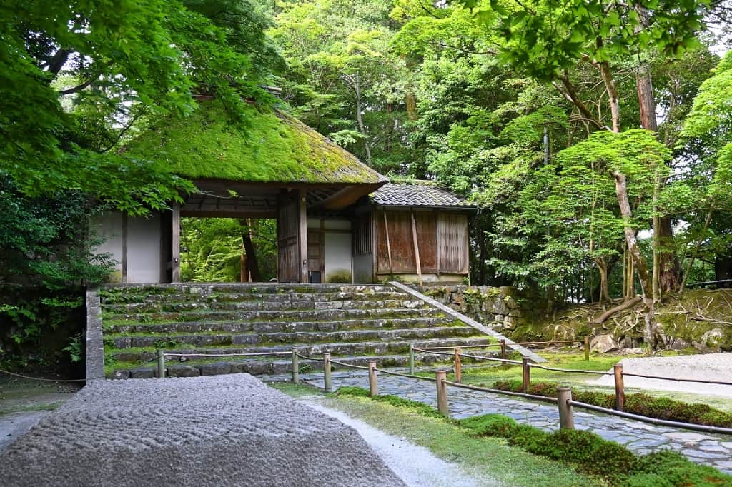 茅葺の山門