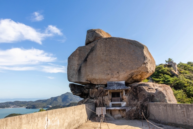 重ね岩
