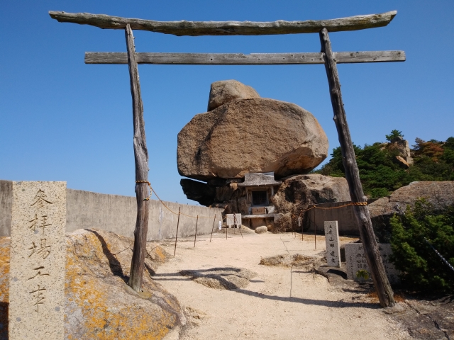 重ね岩