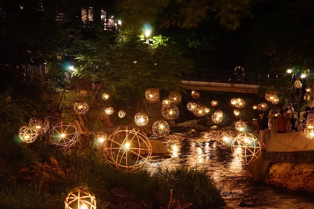 やまびこ旅館付近から撮影した黒川温泉の夜景