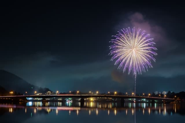 河口湖大橋と冬の花火