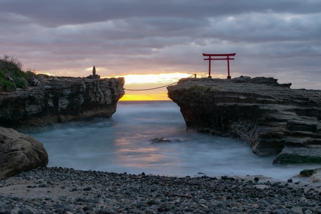 鳥居に打ち寄せる波