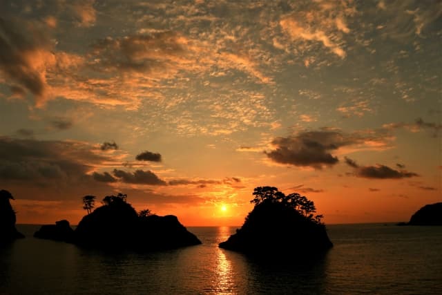 三四郎岩に沈む夕日