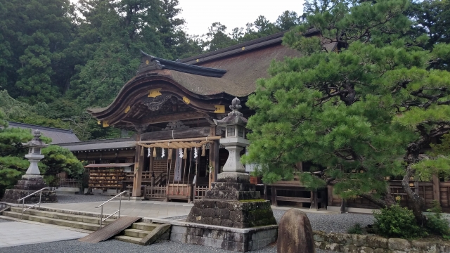 小國神社の境内