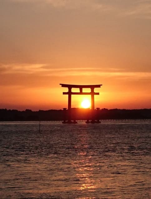 大鳥居に沈む夕日