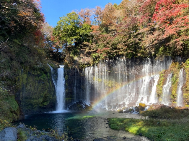 白糸の滝に現れる虹
