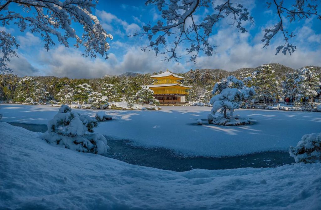 雪の金閣寺