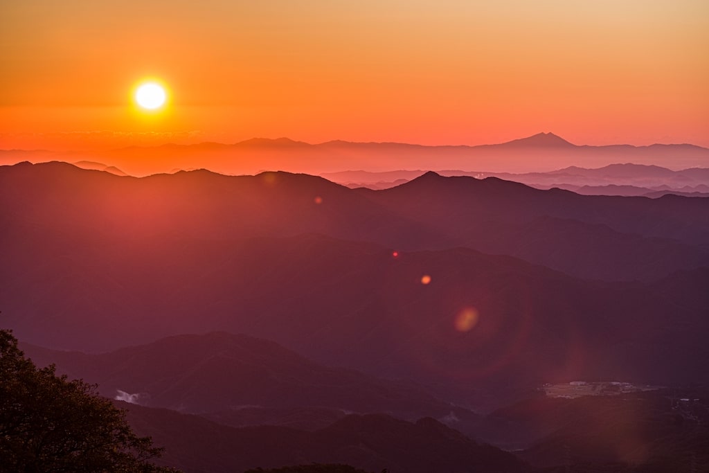 夕焼けの山