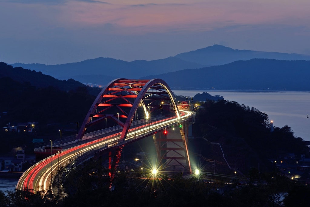 車の光跡と橋