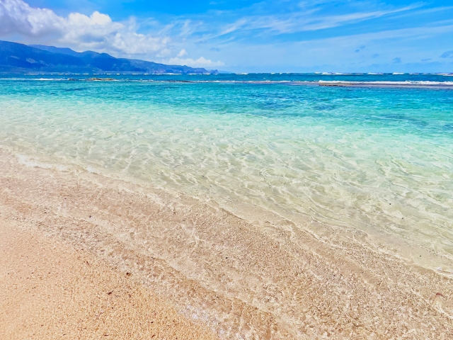 透き通る海