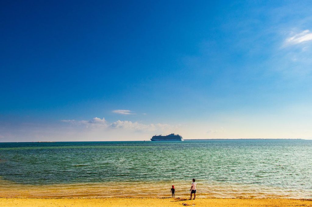 砂浜と海と空