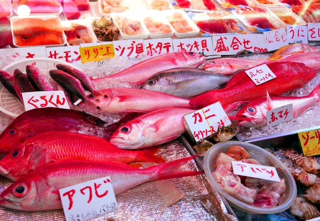 第一牧志公設市場のカラフルな魚