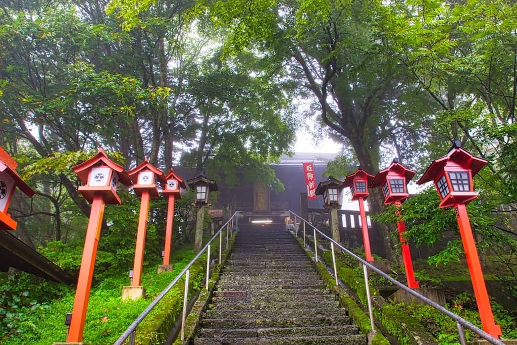 熊野神社の鳥居と参道