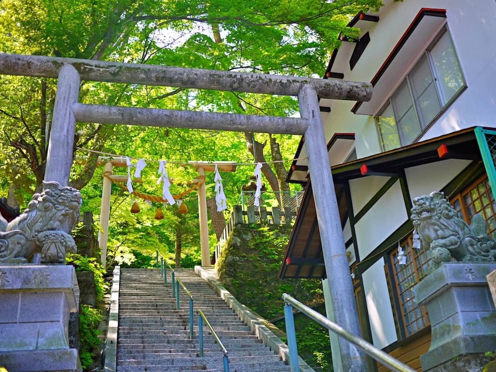 伊香保神社の参道と鳥居