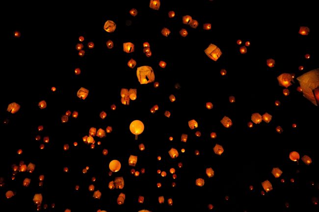 【山形県】淡いオレンジ色の灯りに包まれる幻想的な夜空。村山市の体験型グランピング施設yamagata glamが夏のメインイベント「スカイランタンナイト」を開催。