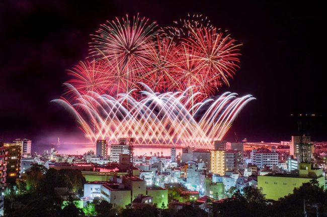 【静岡県】熱海海上花火大会 9月は18日(月祝)、30日(土)の計2回開催!特等席確約の送迎付きプランの販売中