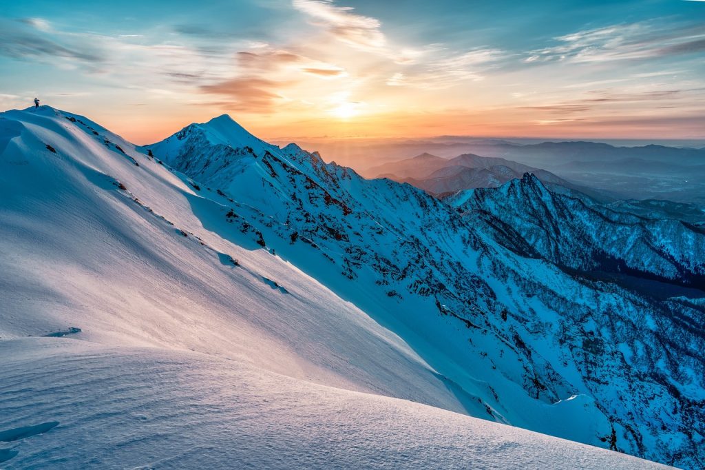 朝日か夕日の雪山