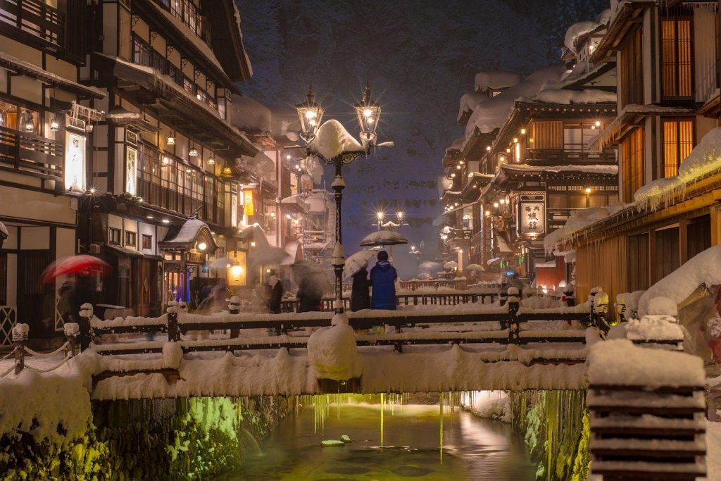 雪景色の夜の銀山温泉